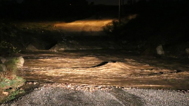 İzmir de sel kabusu: Sulara kapılan araçtaki 2 kişi kayıp!