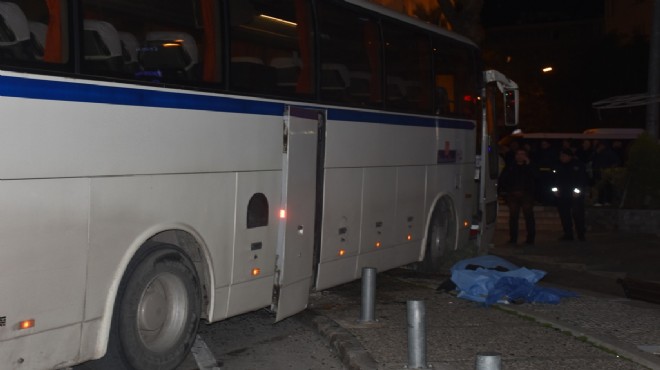 İzmir de servis otobüsü yayaların arasına daldı: Ölü ve yaralılar var