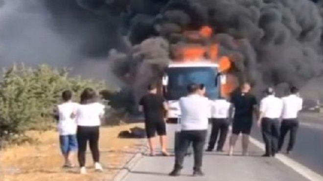 İzmir de seyir halinde motoru tutuşan yolcu otobüsü alev alev yandı