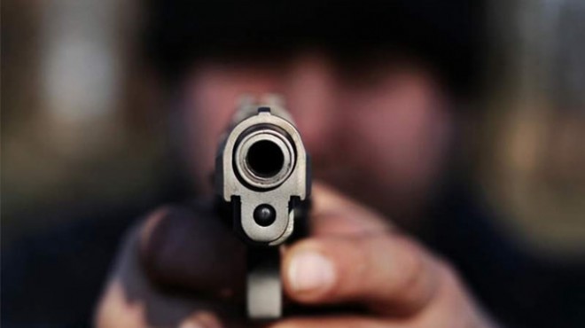 İzmir de silahlı kavga: Meclis üyesi komşusunu vurdu!