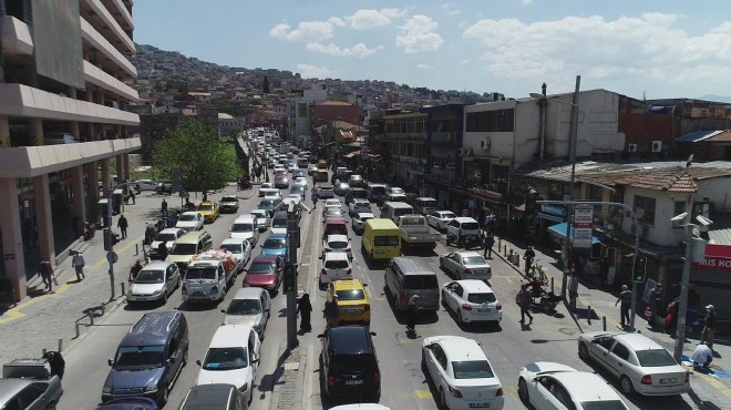 İzmir de yasak sonrası ilk gün: Trafik felç!