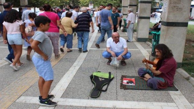 İzmir de sokak müzisyenleri sıcağa aldırmıyor