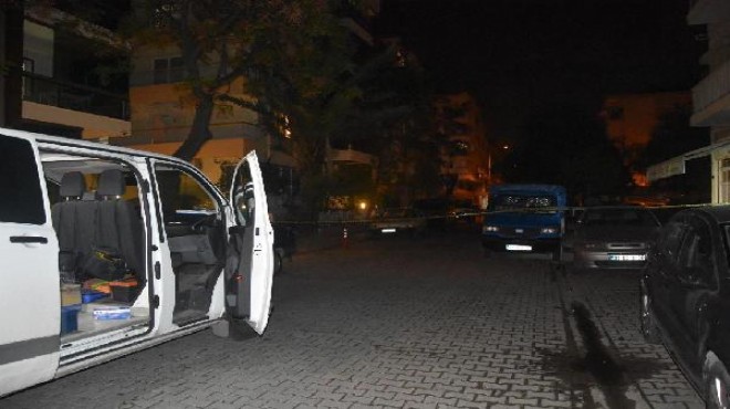 İzmir de sokak ortasında bıçaklı kavga: 1 yaralı