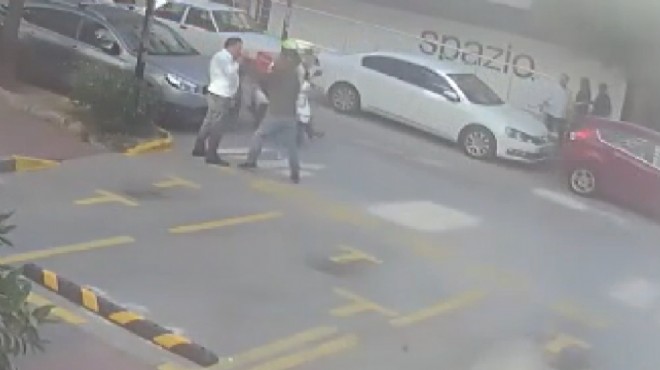 İzmir de sokak ortasında kadına şiddet dehşetine taksici  dur  dedi!