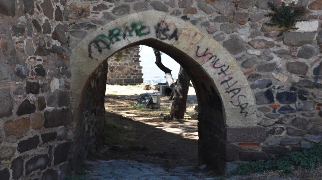 İzmir de tarihe saygısızlık: Surlar yazı tahtasına döndü