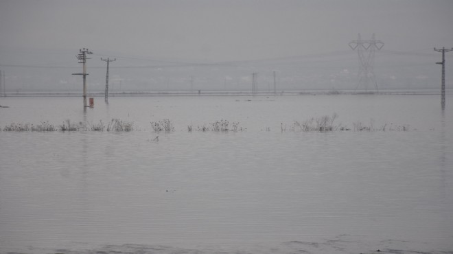 İzmir de tarım arazileri göle döndü!