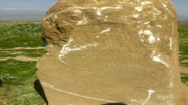 İzmir de tarla süren çiftçinin pulluğuna 2 bin yıllık kitabe takıldı