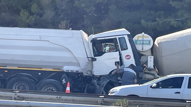 İzmir de tıra arkadan çarpan kamyonun sürücüsü ağır yaralandı