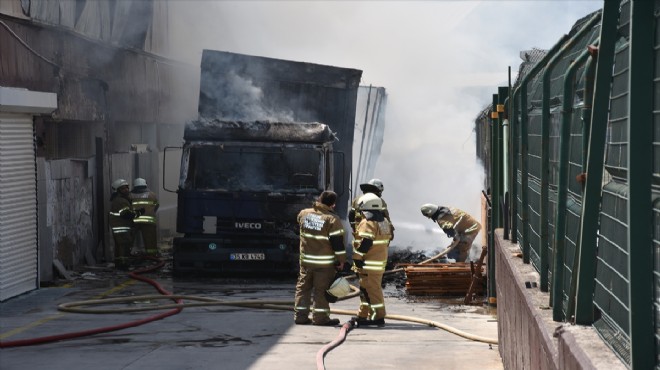 İzmir de tırda başlayan yangın fabrikaya sıçradı