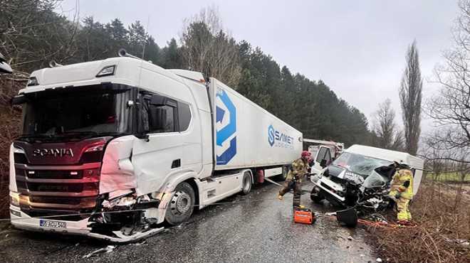 İzmir'de tırla minibüs çarpıştı: 2 yaralı