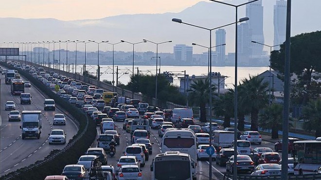 İzmir de trafiğe kayıtlı araç sayısı 1 milyon 800 bine dayandı!