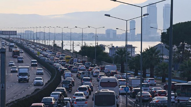 İzmir de trafiğe kayıtlı araç sayısı 1 milyon 800 bini geçti!
