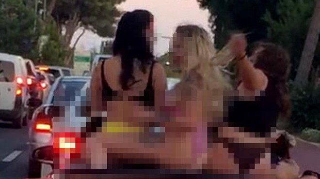İzmir de trafikte bikinili dansa soruşturma!