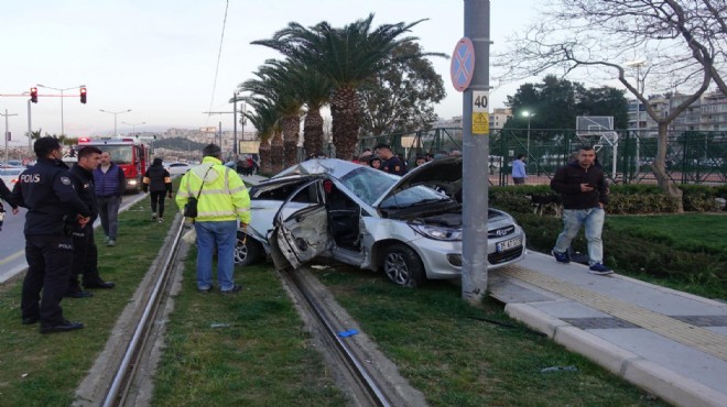 İzmir de kaza yapan otomobillerden biri yayaya çarptı: 2 ölü, 1 yaralı