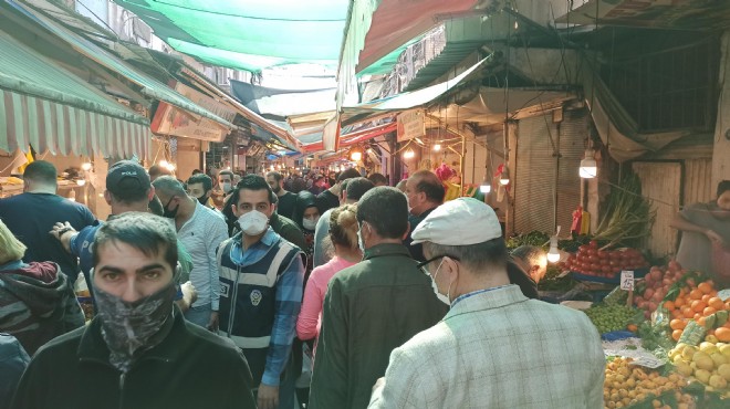 İzmir de vatandaşlar yasak öncesi Havra Sokağı’na akın etti