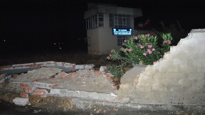 İzmir de yağış ve rüzgar nedeniyle beton duvarlar yıkıldı