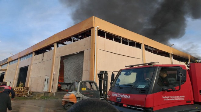 İzmir de yangın paniği: Depoda çıktı, iki fabrikaya sıçradı!