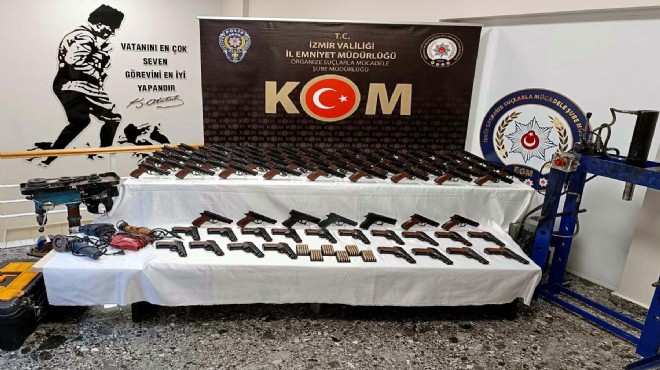 İzmir de yasa dışı silah operasyonu: 100 den fazla tabanca ele geçirildi