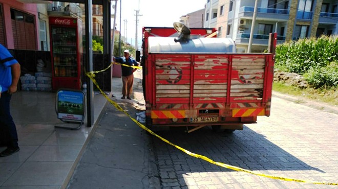 İzmir de yaşlı kadının feci sonu: Süt kamyonunun altında kaldı!