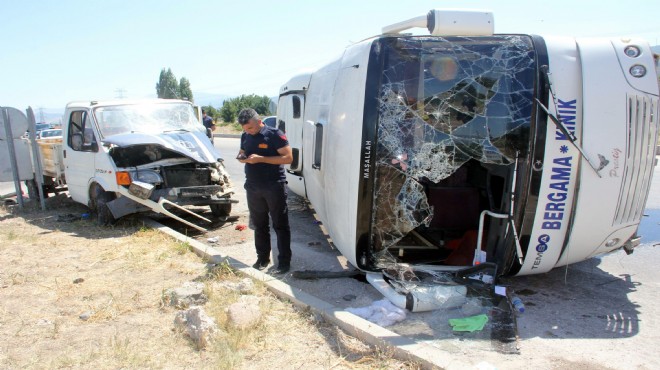 İzmir de yolcu midibüsü kamyonete çarptı: 11 yaralı