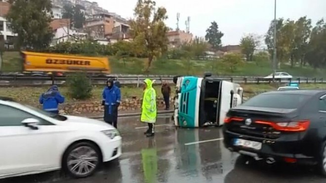 İzmir de yolcu minibüsü devrildi