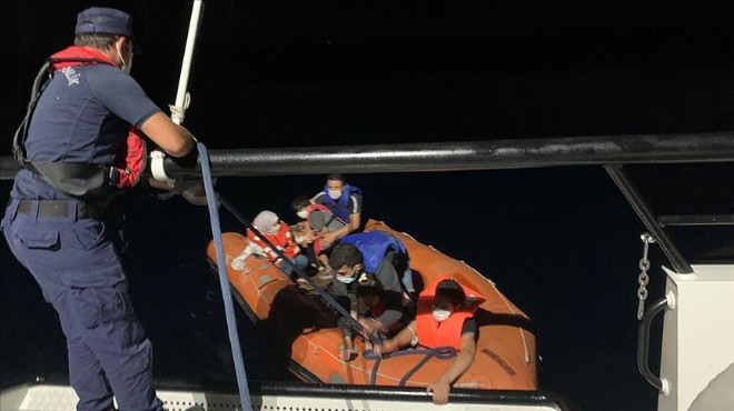 İzmir de yurt dışına geçmeye çalışanları taşıyan tekneye operasyon