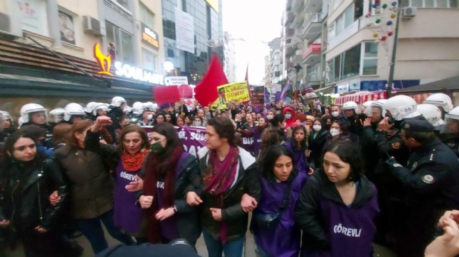 İzmir de yürüyüş yapan kadınlara polis engeli