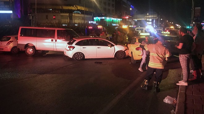 İzmir de zincirleme kaza: 5 araç birbirine girdi!