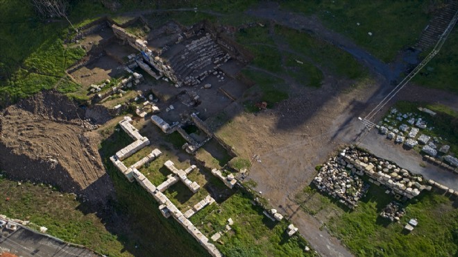İzmir deki antik tiyatro 1500 yıl sonra  güneşe  kavuştu