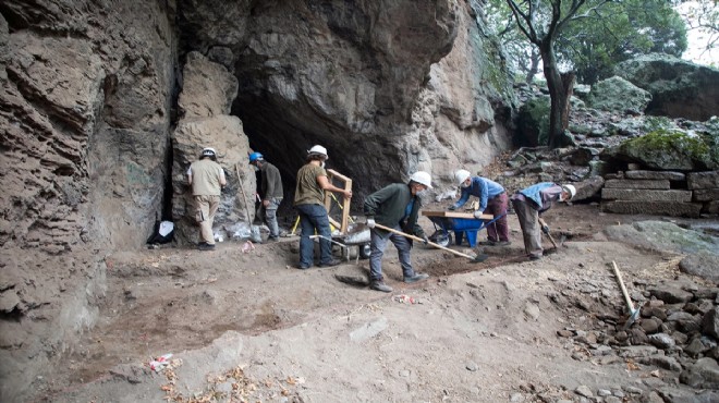 İzmir deki bir mağarada 14 bin yıl öncesine ait insan izleri bulundu