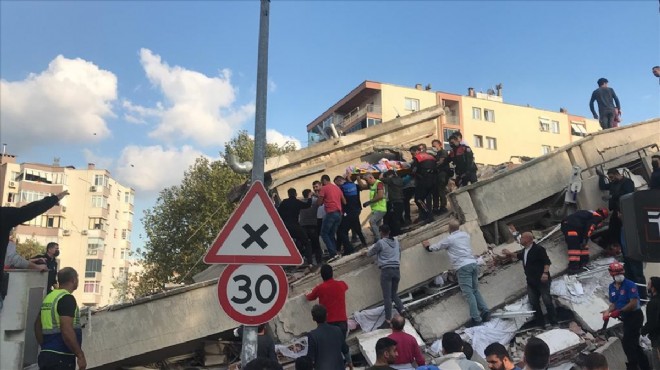 İzmir deki depremde yıkılan 7 katlı binadan 4 kişi kurtarıldı