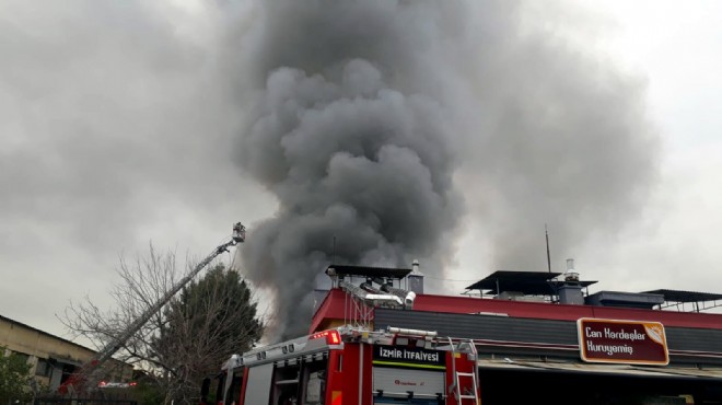 İzmir deki fabrikada büyük yangın paniği!