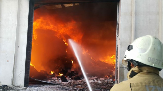 İzmir deki fabrikada yangın kabusu: Alevlerle 8 saatlik savaş!
