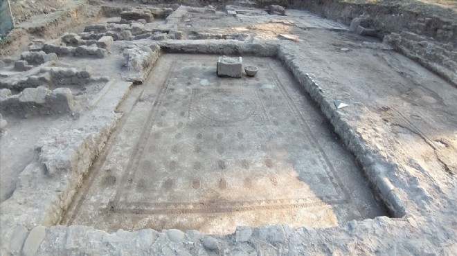 İzmir deki kazılarda 18 asırlık geometrik desenli mozaik bulundu