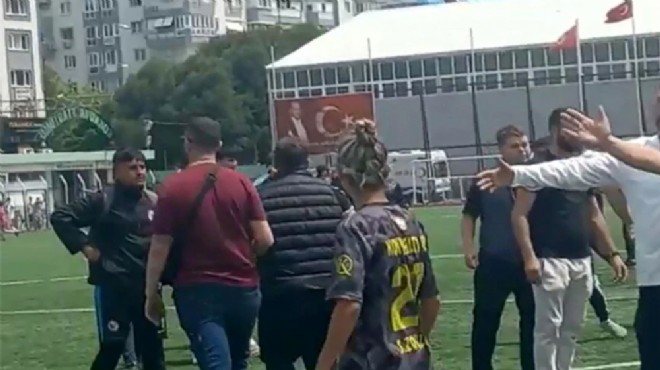 İzmir deki maçta utanç: Taraftar sahada kadın futbolculara saldırdı!