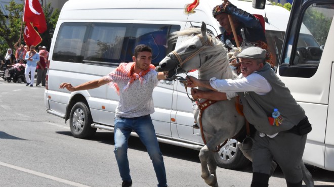 İzmir deki şölende at sahiplerinin zor anları!