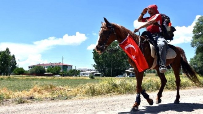 İzmir deki vatan görevine at sırtında geliyor!