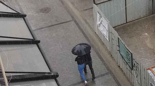 İzmir hayata yine sağanak darbesi: Yağışlar ne kadar sürecek?