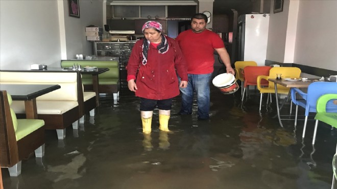 İzmir i sağanak vurdu: Yağışlar kaç gün daha sürecek?