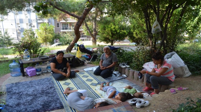 İzmir in göbeğinde dram: 2 aydır parkta yaşıyorlar