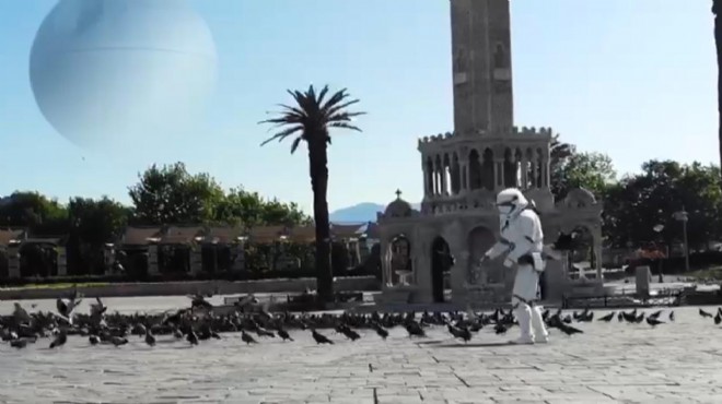 İzmir in güvercinlerini Darth Vader besledi!