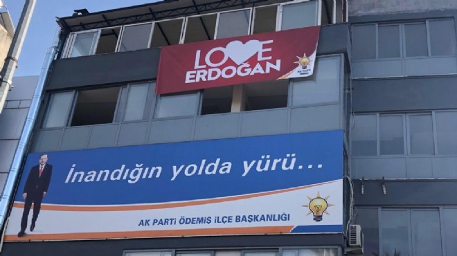 İzmir in ilçelerine  Love Erdoğan  afişi asıldı
