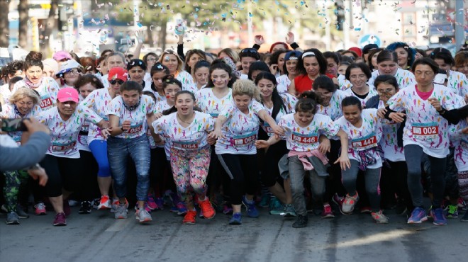 İzmir in kadınlarından şiddete karşı renkli koşu!