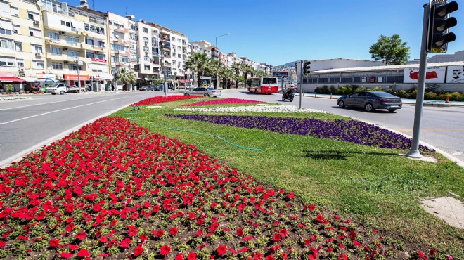 İzmir in meydanları renklendi