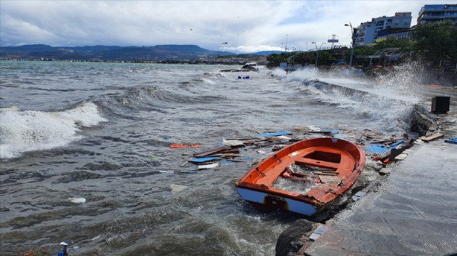 İzmir in o ilçesinde fırtına kabusu: Tekneler parçalandı!