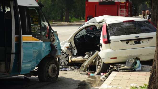 İzmir in o ilçesinde korkunç kaza: 1 ölü, 11 yaralı