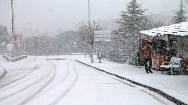 İzmir in o ilçesinde okullara kar tatili