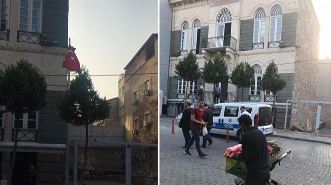 İzmir in tarihi karakolunda bayrak çekildi, kriz bitti!