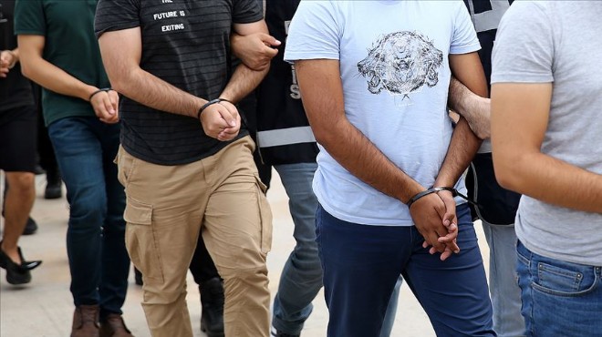İzmir de çifte FETÖ operasyonu: 33 gözaltı