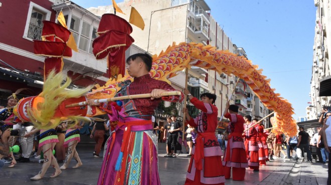 İzmir sokaklarında Çin karnavalı!